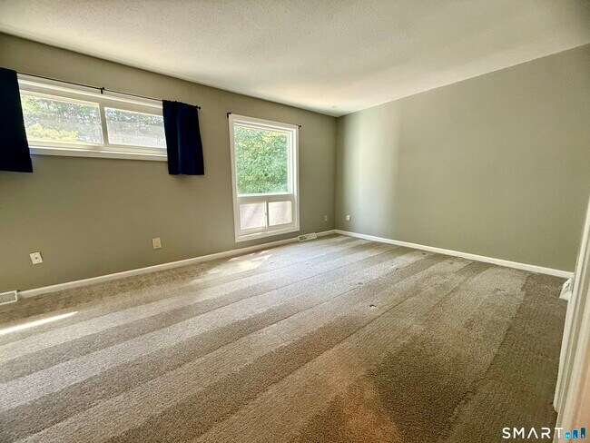 Building Photo - 562 Oak Ave