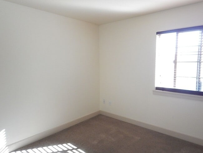 Building Photo - 2 Story, 3 Bedroom, 3 Bathroom House in He...