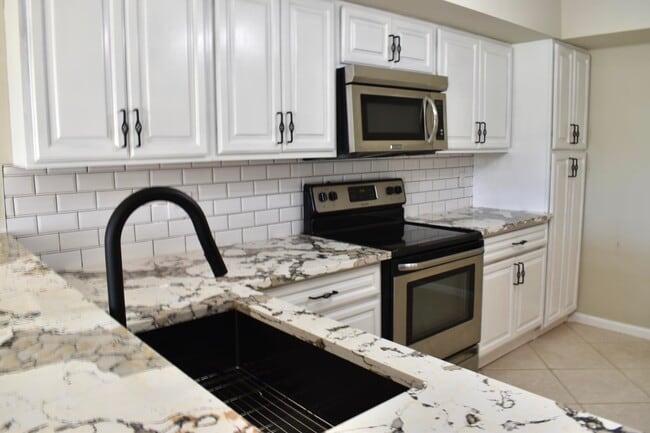 Building Photo - 6040 Glendale Dr