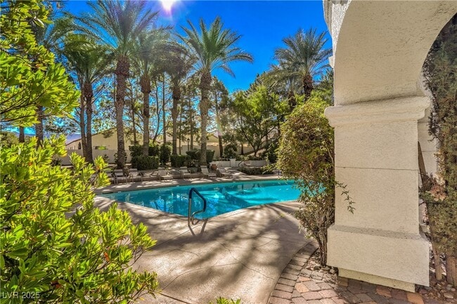 Building Photo - 1851 Vista Pointe Ave