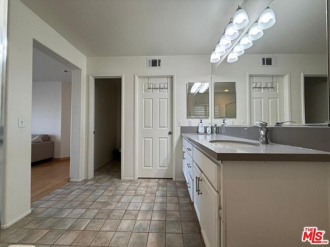 Building Photo - 719 E Ave Q10