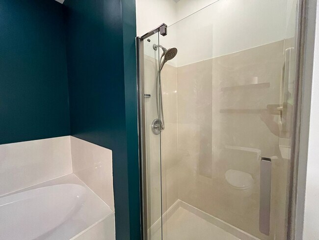 Building Photo - Spacious 2BD, 2BA Condo in a Prime Locatio...