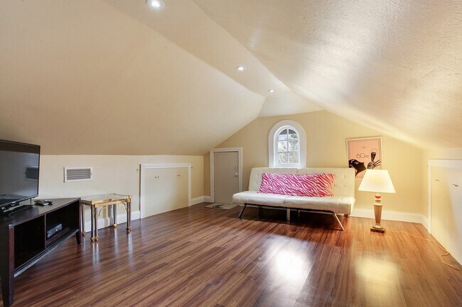 Building Photo - Upperline