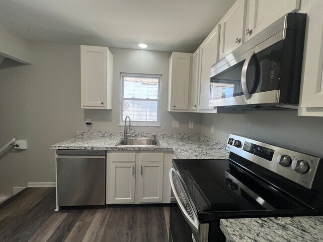 Building Photo - Renovated Spacious 4 Bedroom Home Available for Pre-Lease!