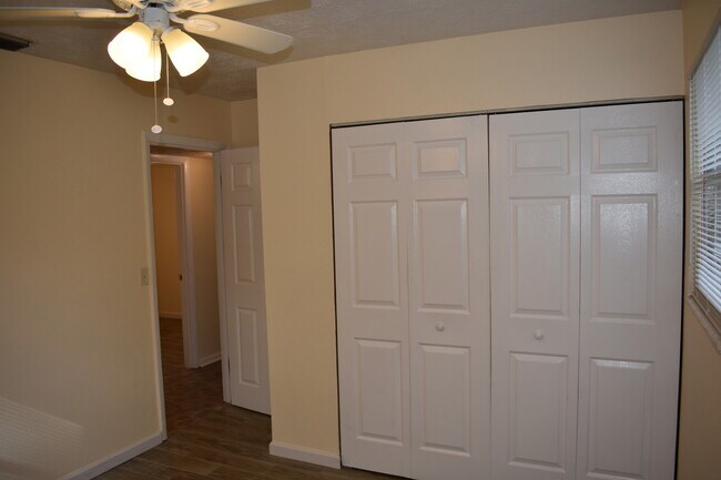 Building Photo - 2526 Red Robin Dr W