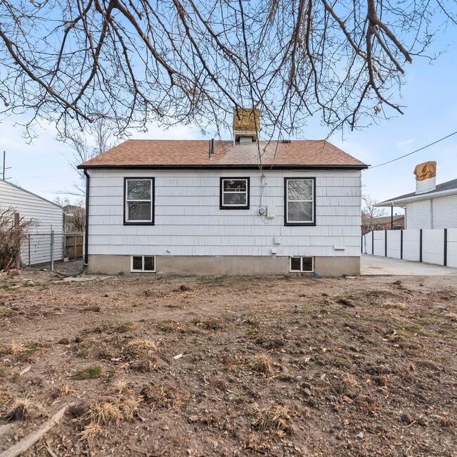 Building Photo - Salt Lake 5 Bedroom Home