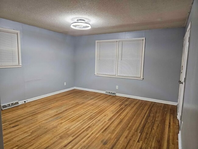 Building Photo - 1421 Woodhaven Rd