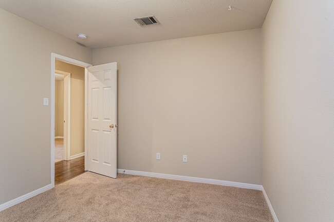 Building Photo - Charming 4-Bedroom, 2-Bath Home with Moder...