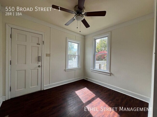 Building Photo - 550 Broad St