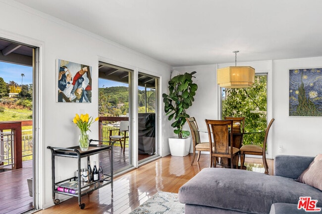 Building Photo - 2843 Lambert Dr