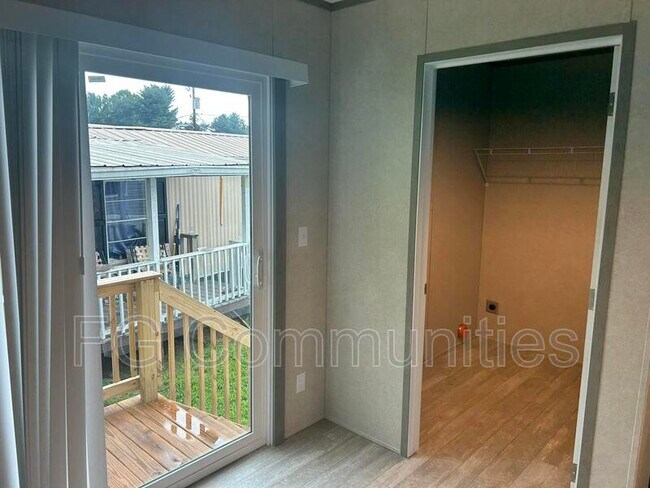 Building Photo - 129 Sides Meadow Dr