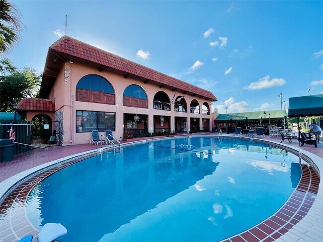 Building Photo - 660 Tennis Club Dr