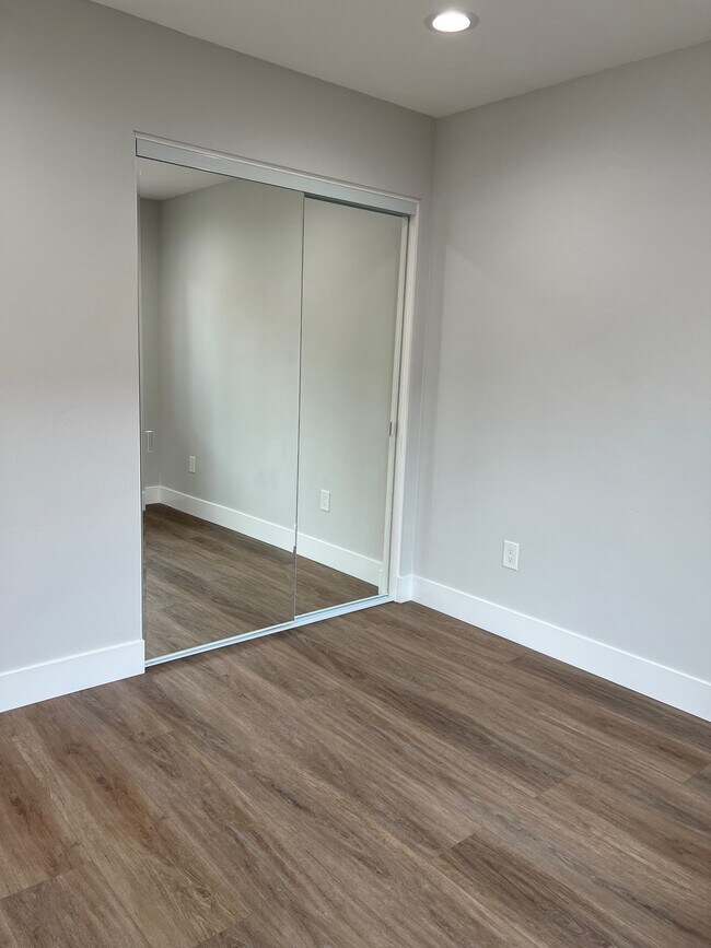 Building Photo - 4946 Park Dr