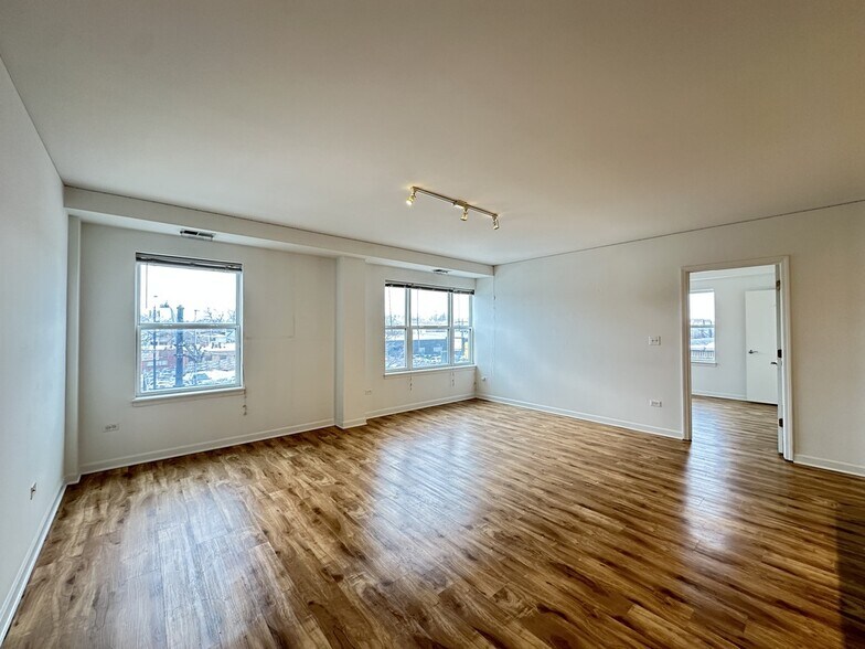 Building Photo - 1544 W Glenlake Ave