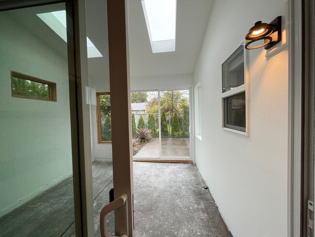 Building Photo - Charming 1Bed 1Bath Modern 2 Story Cottage with Fabulous Updates! Washer & Dryer Hook-ups!