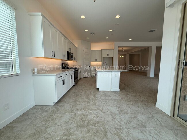 Building Photo - 8723 W Vista Ave