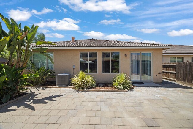Building Photo - Beautiful home!