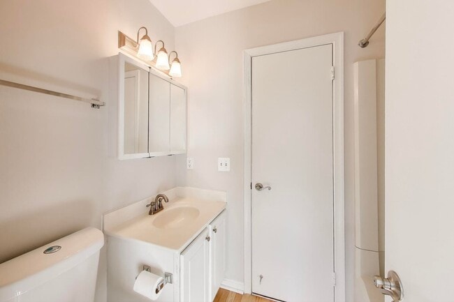 Building Photo - Clean & Fresh 2 + 2 close to METRO!