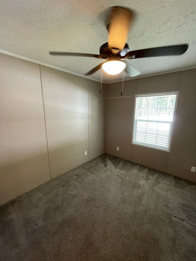 Building Photo - Unfurnished 3 Bedroom 2 Bathroom House in ...