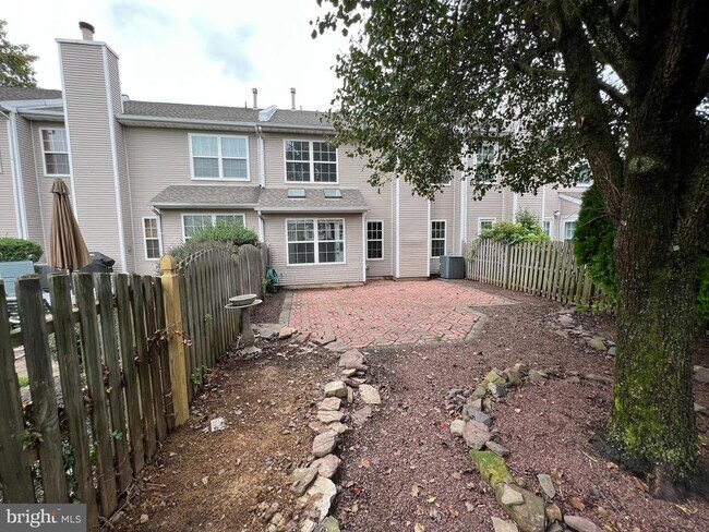 Building Photo - 272 Sequoia Dr