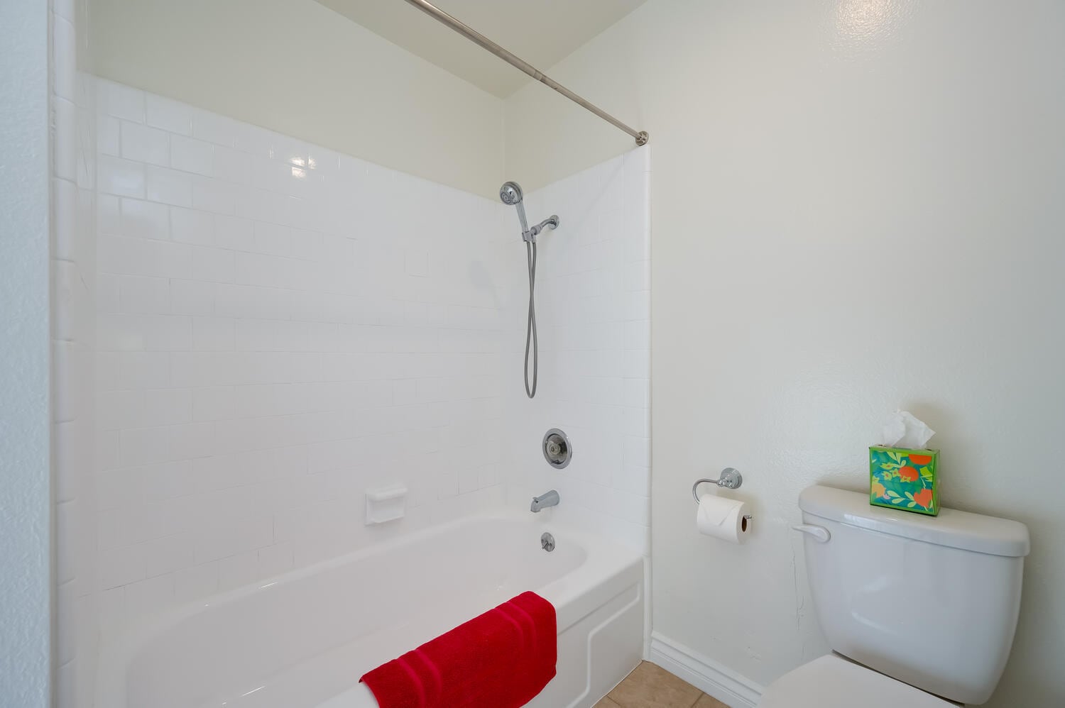 tub/shower - 30747 Calle Chueca