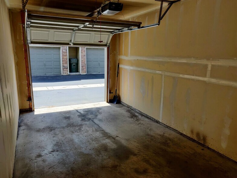 Building Photo - 18151 E Flora Pl