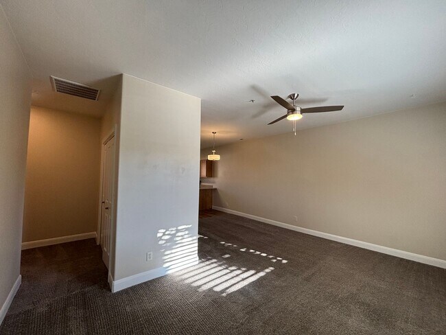 Building Photo - APARTMENT IN GREAT LOCATION FOR RENT!