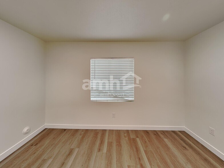 Building Photo - 1272 W Mahogany St