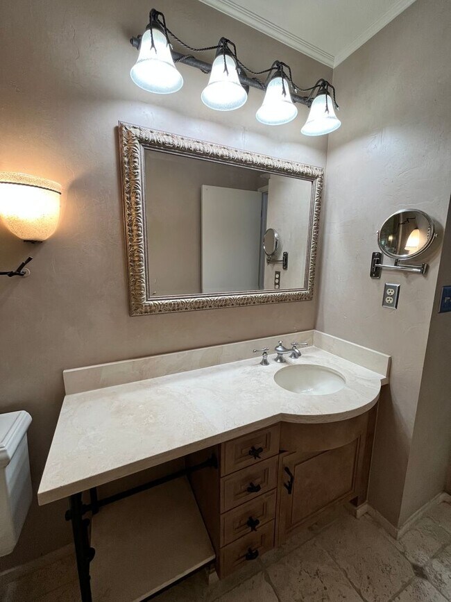 Building Photo - Gorgeous 3 Bedroom 2  Bathroom Home Walkin...