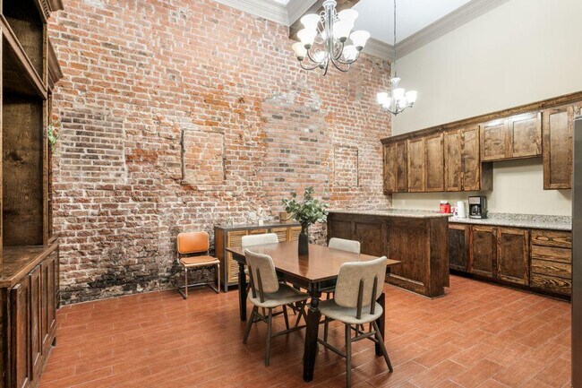 Building Photo - 300 Baronne St