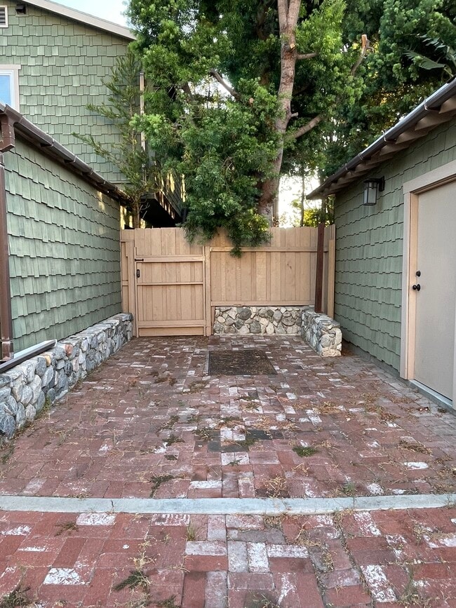 Building Photo - 3869 McLaughlin Ave
