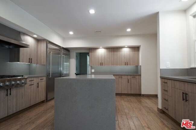 Building Photo - 1121 N Beverly Dr