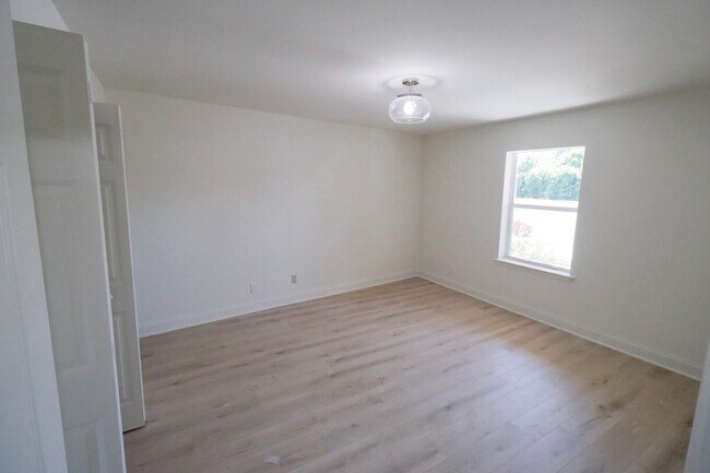 Building Photo - Spacious 2 Bedroom, 2 Bathroom Condominium...