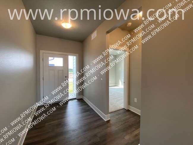 Building Photo - 740 SE Drumlin Dr