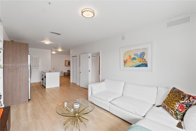 Building Photo - 1600 SW 1st Ave