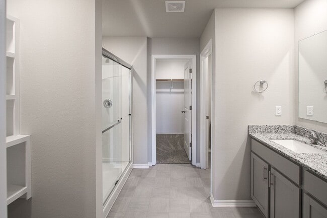 Building Photo - 606 Comanche Dr