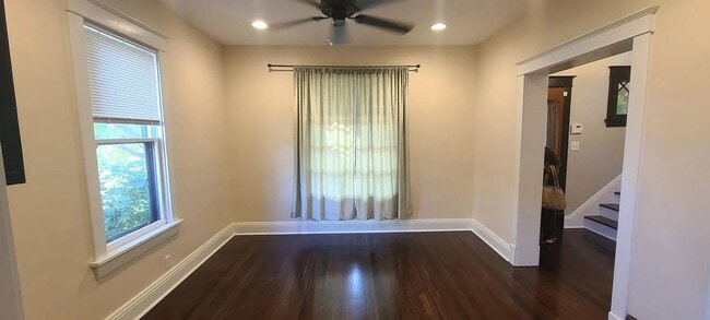 Building Photo - Charming 3 Bedroom