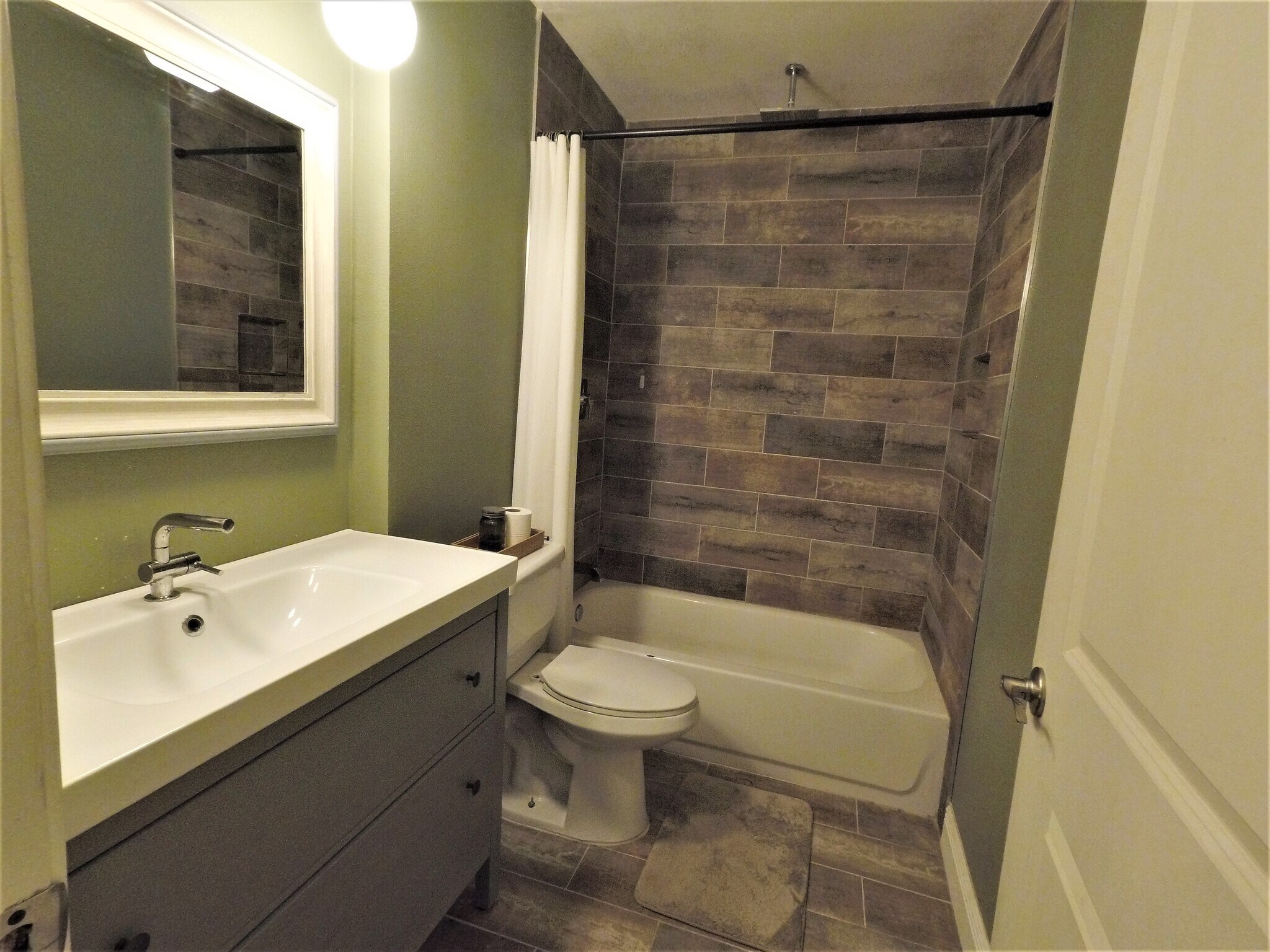 Guest Bathroom - 10623 Golden Quail Dr