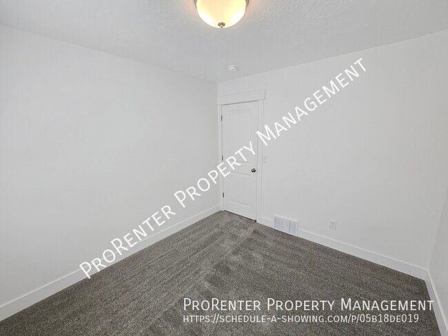 Building Photo - 3111 S Edgewater Cv