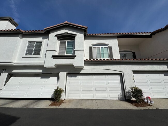 Building Photo - Beautiful 2Bd/2.5Ba Townhome in Rancho Santa Margarita w/2 Car Garage!