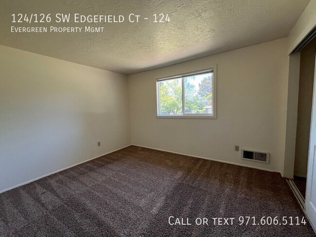Building Photo - 124/126 SW Edgefield Ct-124