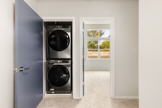 Building Photo - Newer 3 Bed 2.5 Bath Townhouse Close to Downtown