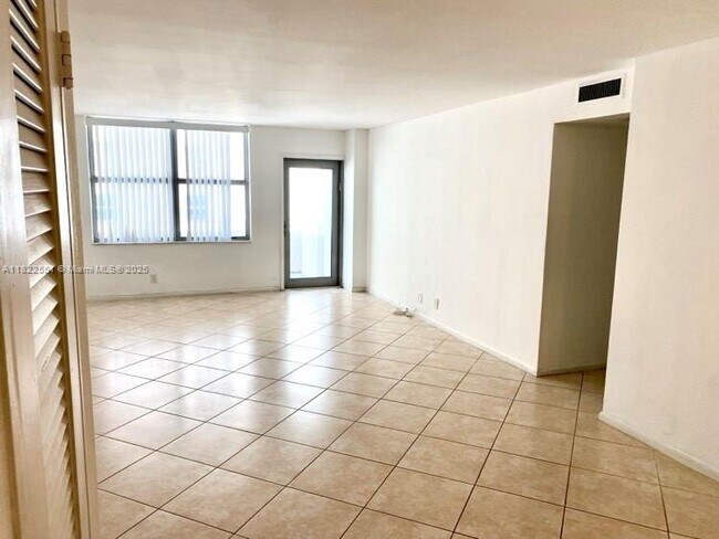Building Photo - 9225 Collins Ave
