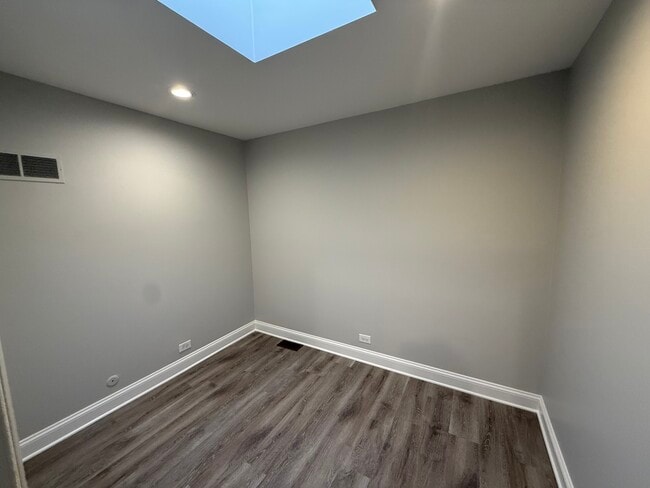 Building Photo - 744 W Gordon Terrace