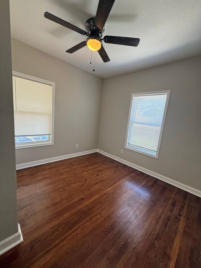 Building Photo - Adorable Home Available