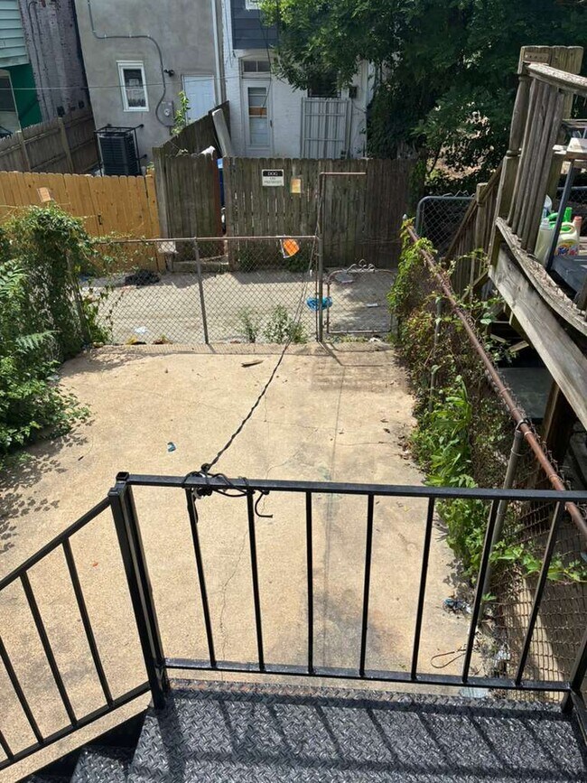 Building Photo - 2832 Parkwood Ave