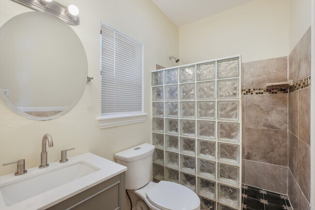 Building Photo - 1/1 Hidden Gem near Pearl