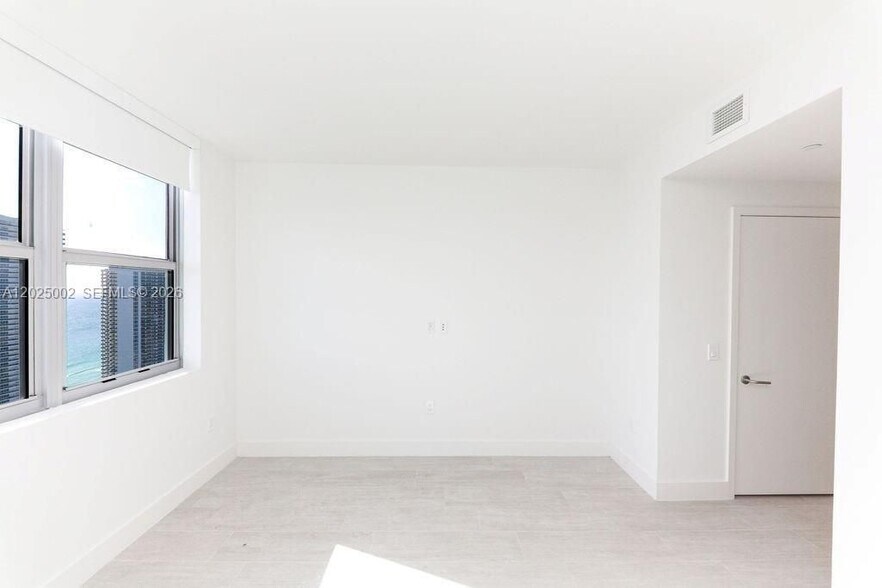 Building Photo - 4010 S Ocean Dr