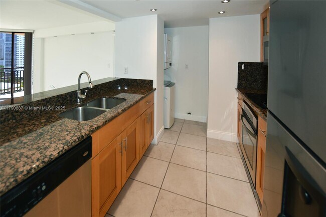 Building Photo - 540 Brickell Key Dr