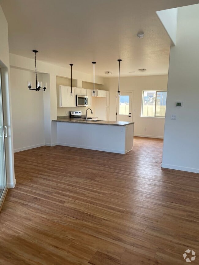 Building Photo - 3 Bedroom/2 1/2 bath, 2 car garage availab...